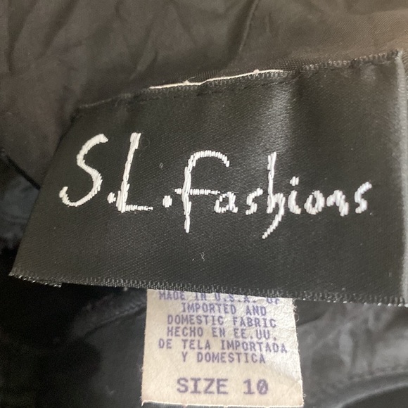 Beautiful Black Dress with V-Neck with Embroidered Floral Detail - Picture 9 of 9